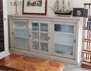 Credenza in legno finitura colore tortora parti interne bianco con 3 ante scorrevoli